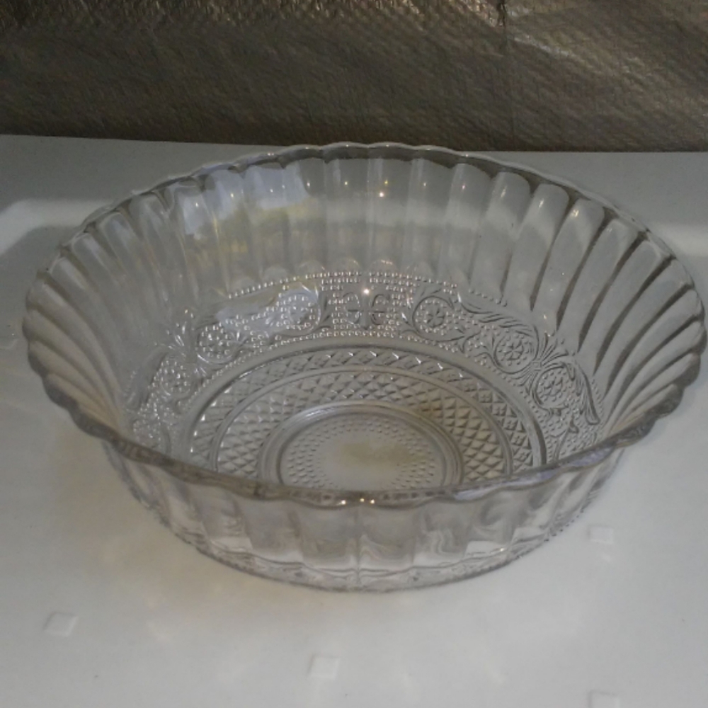 VINTAGE CRYSTAL IRIS HERRINGBONE BOWL.